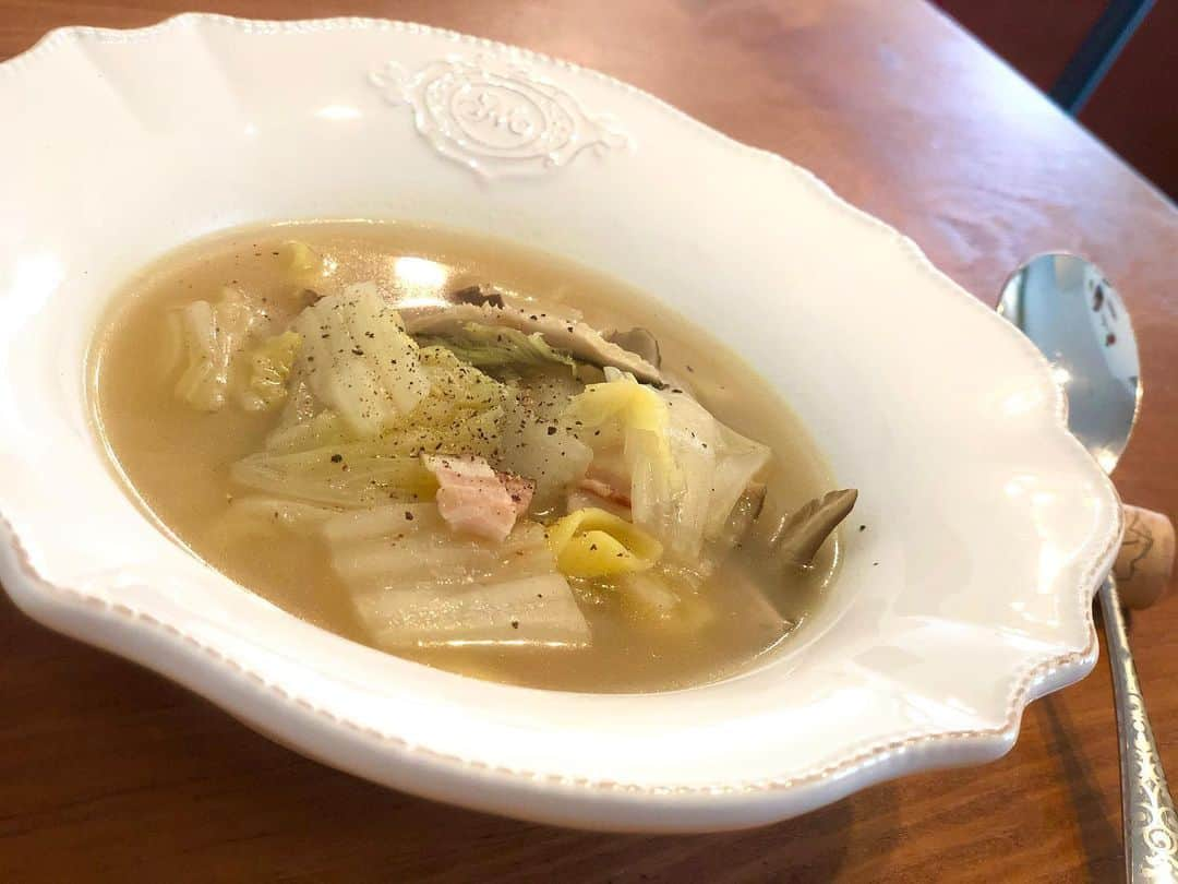 神咲詩織さんのインスタグラム写真 - (神咲詩織Instagram)「・ ・本日のお昼ご飯🍽✨ ・ ・レモンショートパスタとオリーブオイルを昨夜のスープに追加して、、、 ・ ・白菜とベーコン椎茸のスープパスタ ・ ・5分で完成w ・ ・夜予定していたチャットがなくなったからお暇になりました🕺✨ ・  #居酒屋こあら #ランチ」5月25日 16時31分 - nexter_nippon