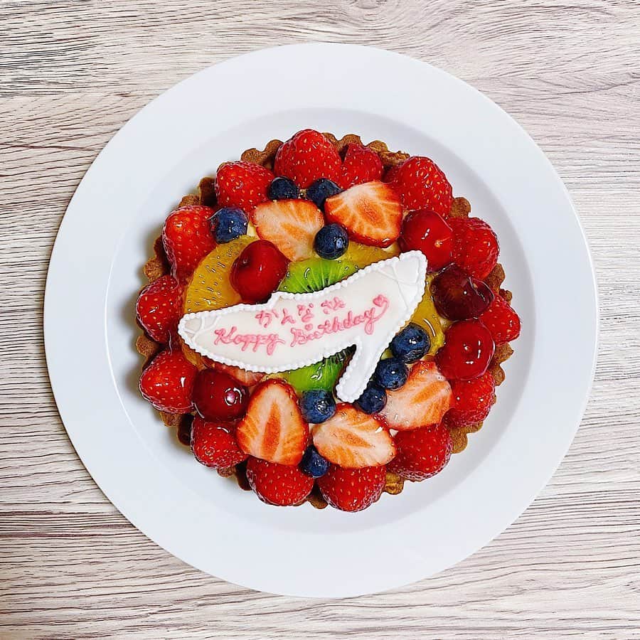 鈴木芳奈のインスタグラム：「🎂💗 送ってくれたの…😢 手作り素晴らしい…👏 from @mmmmotoishi  thankyou〜😭 #誕生日ケーキ #手作り #フルーツタルト #凄い #みなさん誕生日の方いたらりかこちゃんに頼んでみよう 笑　#きっと大切な人にこんな素晴らしいタルトを届けてくれる…はず ？笑」