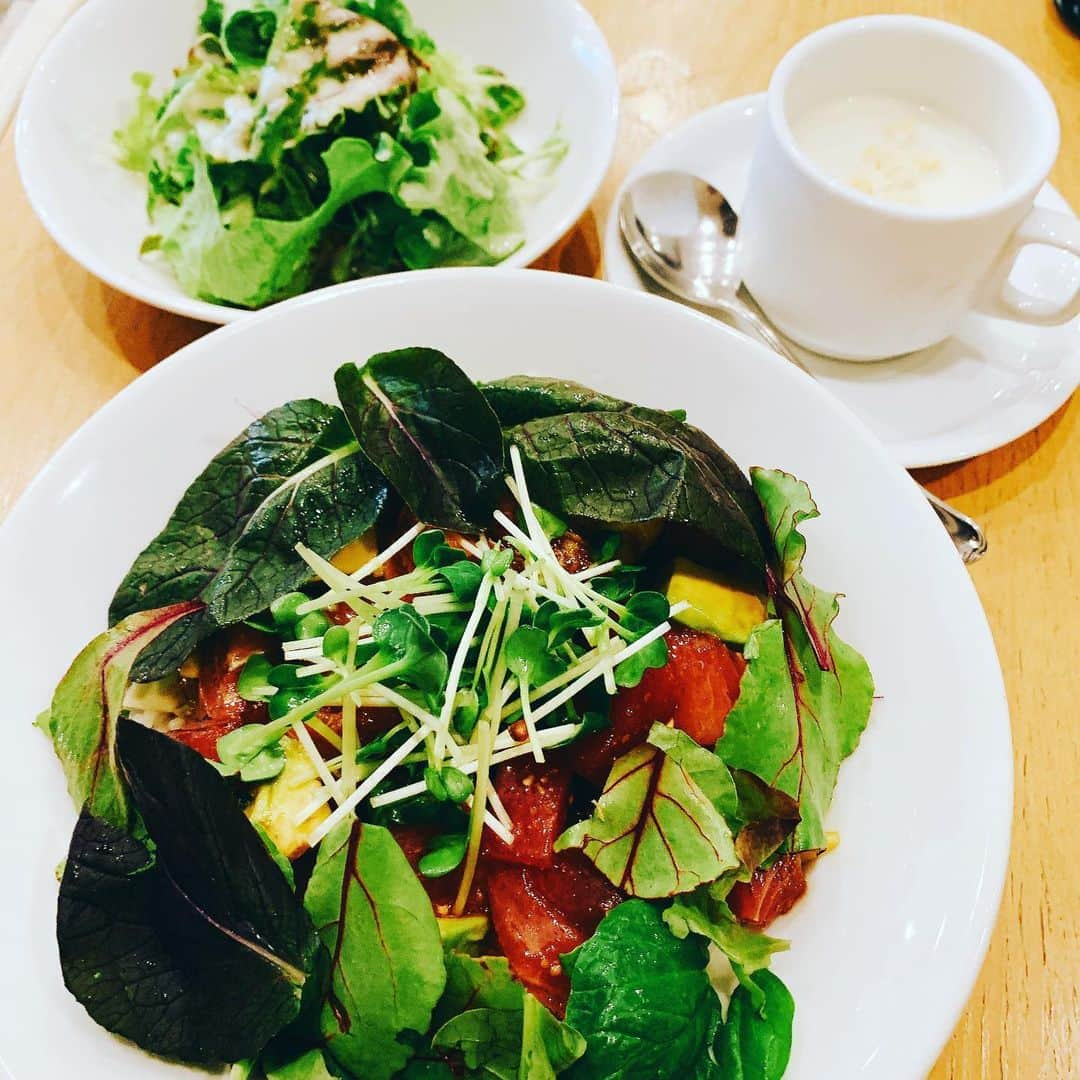 宇徳敬子さんのインスタグラム写真 - (宇徳敬子Instagram)「#todayslunch  #メニュー　 #アヒポキ　 #ハワイ　 #アボカド　🥑 #マグロ　 #新玉葱　 #ポタージュ #サラダ　🥗 #food  #green #hawaii  #healthyfood  #healthy  さぁ〜今日もお天気いいですね✨ #解除　されても…油断大敵ですね✨ 今週もやれるだけやろう！ 半歩でも一歩でも 着実に確実に堅実に誠実に…現実は事実それは真実😂 どこまでも韻を踏むのだ〜笑  今日も清潔に✨☺️✨ #インスタライヴ 楽しんでますかぁ〜😍 宇宙パワーステーション🌈 身近に感じられる コミュニケーション🥰💕 全部、タイムリーに コメント拾えなくて ごめんなさいね🙏 でも、お陰様で パワーアップしています👍 ハッピーポイントアップ💕 💙💚💛🧡❤️💙💚💛#dj うーちゃんは当時…リスナーの受験生に命名されたのをきっかけにうーちゃんと呼ばれていたのです🥰✨ 懐かしの動画を宇徳敬子オフィシャルYouTubeチャンネルにアップ⤴️ #宜しくお願いします ❣️ #NHKFM #ミュージックライン #エンディングテーマ　 #destiny #キセキの輝き　 #music #singersongwriter  #utokukeiko #宇徳敬子 @utoku_keiko  #youtube  #チャンネル登録　いいね👍も #ありがとうございます 💙💚💛🧡❤️💙💚💛🧡 チェキラしてね💎💎💎💎 https://www.youtube.com/c/Utoku_Keiko」5月25日 16時34分 - utoku_keiko_official