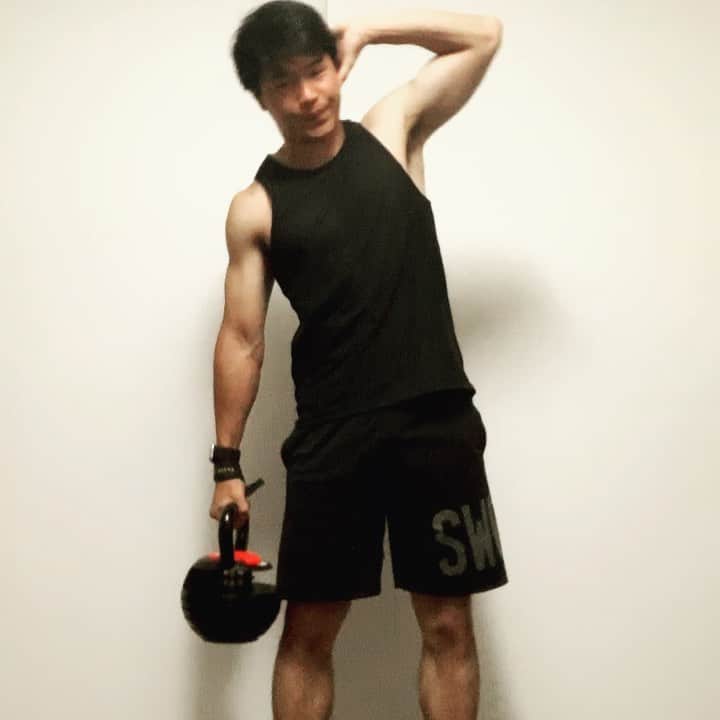 小池祐貴さんのインスタグラム写真 小池祐貴instagram 家トレ ウエイトより回数あたりの負荷が低いので 部分的に鍛えます ケトルベルの代わりにペットボトルか米櫃でもよいと思います Stayhome Homeworkout ケトルベル 髪切りたい 5月25日 16時50分
