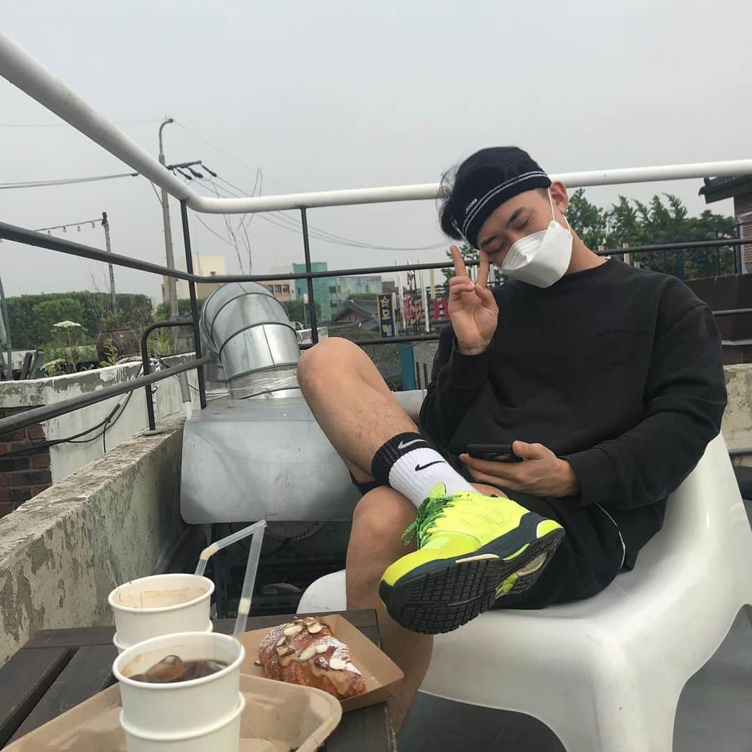 ヒョンミン さんのインスタグラム写真 - (ヒョンミン Instagram)「흐린날의 커피한잔 ☕️」5月25日 16時45分 - woo.jaka