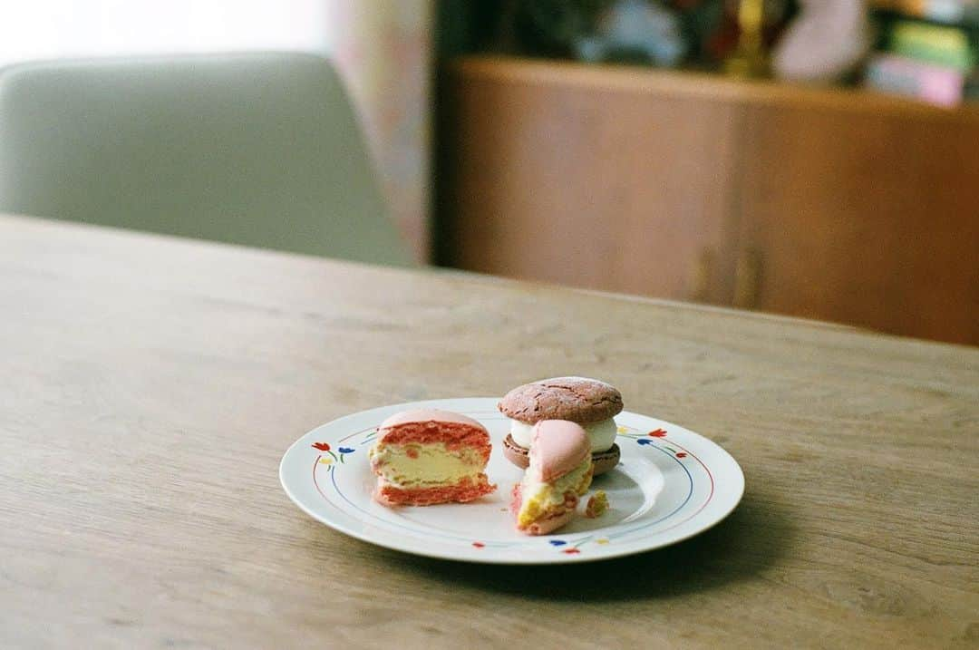 ロコさんのインスタグラム写真 - (ロコInstagram)「디저트사랑🍬 마카롱 잘 못먹는 저도  혼자서 다 먹을수있는  바이재재 마카롱 🙆🏻‍♀️ (너무너무 맛있어요 저의 최애 맛은, 요거트씨리얼맛 으앙 자주 만들어주세요) #바이재재 @byjaejae」5月25日 16時49分 - rocoforest