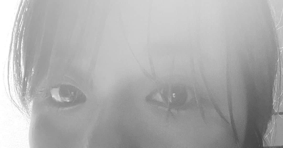 のインスタグラム：「前髪のびのび太。  #前髪#のびた#そろそろ働かないと#東京戻る予定#なるべく移動したらだめですがお家が東京にあるので様子を見て戻ります#戻ったら前髪切ります」