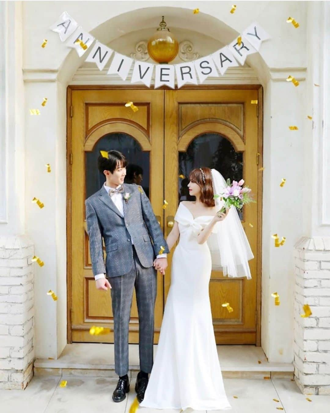 プレ花嫁の結婚式準備サイト marry【マリー】さんのインスタグラム写真 - (プレ花嫁の結婚式準備サイト marry【マリー】Instagram)「発見✨✨✨﻿ ﻿ ﻿ コンフェッティシャワーは、大きめ・長めでも目立って可愛いみたいです🎗﻿ ﻿ ﻿ 加工アプリで追加したみたいな﻿ デフォルメされた感じが魅力的🌟﻿ ﻿ ﻿ ﻿ photo by @hyeoni_wedding 💍﻿ *﻿ *﻿ *﻿ *﻿ *﻿ *﻿ *﻿ *﻿ marryは「世界中の可愛い」を集める﻿ ウェディングサイトです💎﻿ ﻿ サイト内には、﻿ 結婚式のアイデアを紹介する記事が1万以上✨﻿ 毎日朝7時と夜の6時に新着記事をUP✨﻿ @marryxoxo_wd の﻿ プロフィールURLからチェックできます💍﻿ ﻿ 特に人気の記事は﻿ @marryxoxo_id のアカウントでも﻿ 紹介しています🌷﻿ ◌ ❁˚﻿ #プレ花嫁#卒花#卒花嫁#2020春婚#2020夏婚#2020秋婚#2020冬婚#2021春婚#2021夏婚#2021秋婚#2021冬婚#コンフェッティ#コンフェッティシャワー#前撮り写真#カップルフォト#カップル写真#ウェディングフォト#結婚式写真﻿ ﻿」5月25日 16時54分 - marryxoxo_wd