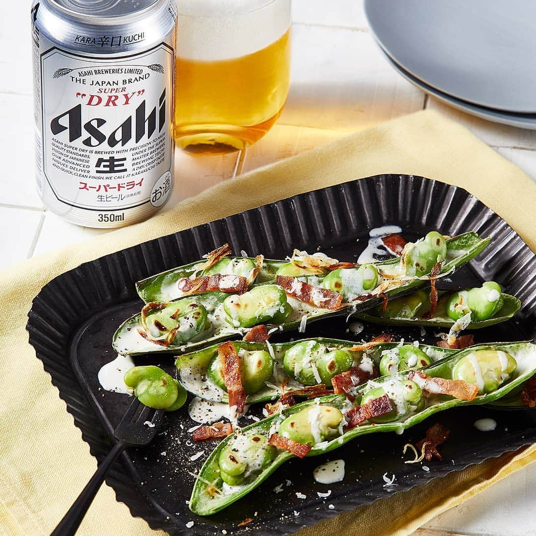 アサヒビールさんのインスタグラム写真 - (アサヒビールInstagram)「【旬の野菜でおしゃれな食卓に⭐そら豆のフライパン焼き⭐】﻿ ﻿ さやに盛り付け、チーズのソースでいただく旬のそら豆。初夏を彩るイタリアンな前菜です。﻿ チャレンジしたい！と思ったら保存📌してね👍﻿﻿ ﻿ 生クリームと2種類のチーズを使う濃厚な味わいは、キリッと辛口のスーパードライとの相性ぴったり✨﻿ ﻿ 作ってみたら、 #アサヒで乾杯 をつけて投稿してね🍻﻿ ﻿ ■■■───────﻿﻿ ﻿ ◆材料（2人分）🍽﻿﻿﻿ ・そら豆：8さや﻿ ・新玉ねぎ：1/4個﻿ ・薄力粉：適量﻿ ・ベーコン（スライス）：1枚﻿ ・生クリーム（脂肪分42％のもの）：50cc﻿ ・★ペコリーノチーズ（すりおろしたもの）：15g﻿ ・★パルミジャーノ・レッジャーノ（すりおろしたもの）：10g﻿ ・オリーブオイル：大さじ1﻿ ・サラダ油：適量﻿ ・塩：適量﻿ ・コショウ：適量﻿ ﻿ ◆作り方🍽﻿﻿﻿ ﻿ ①さやをキレイに開き割り、そら豆を取り出し薄皮を剥く﻿ ﻿ ②そら豆とさやをフライパンで焼く﻿ ﻿ ③焼き上がったさやを器にして、そら豆を盛りつける﻿ ﻿ ④新玉ねぎをスライスしてサラダ油をまぶす。耐熱皿に広げて電子レンジ500Wで2分加熱したら混ぜてならし、再度500Wで2～3分加熱する﻿ ﻿ ⑤ベーコンを幅7mmに切り、オリーブオイルをひいたフライパンでカリカリになるまで焼く﻿ ﻿ ⑥フライパンに生クリームを加え、軽く沸騰したら★を入れてよく溶かし、塩で味を整える﻿ ﻿ ⑦"③"に"⑥"のソースを入れ、"④"とコショウ、パルミジャーノ・レッジャーノ（分量外）をかける﻿ ﻿ ───────■■■﻿﻿ ﻿ #アサヒビール #アサヒ #asahibeer #asahi #アサヒスーパードライ #スーパードライ #asahisuperdry﻿ #ビール #beer #乾杯 #新玉ねぎ #そら豆 #そらまめ #そら豆レシピ #野菜レシピ #ペコリーノチーズ﻿ #パルミジャーノレッジャーノ #夏野菜 #旬野菜 #晩ごはん #簡単ごはん #おうちご飯 #おうちバル #おつまみメニュー #おつまみ #家飲み #宅飲み #おうち時間 #🍺」5月25日 17時00分 - asahibeer_jp