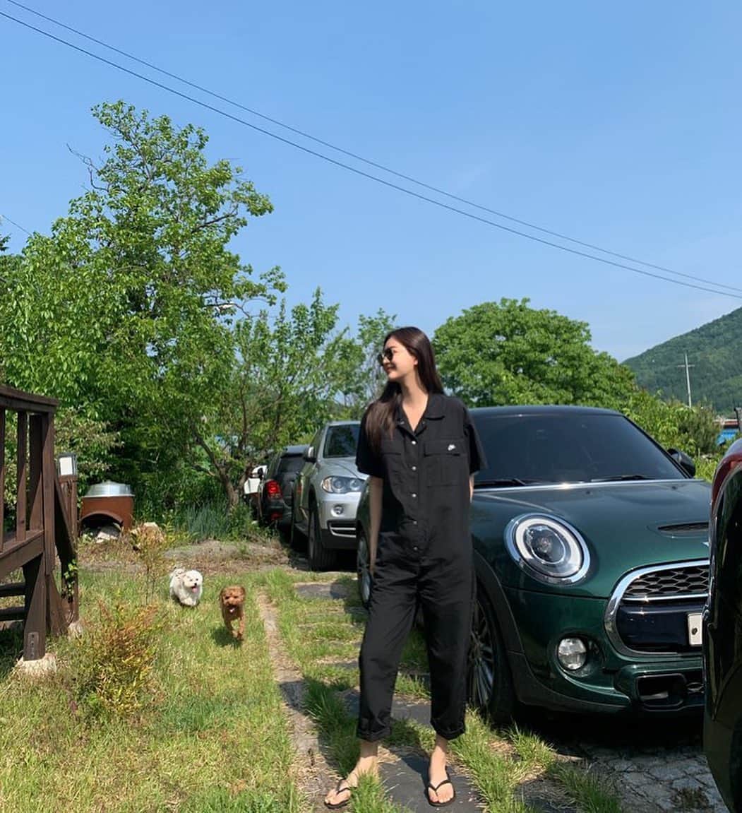 Son Ju Heeさんのインスタグラム写真 - (Son Ju HeeInstagram)「비록 날 캠핑에 데려가진 않았지만 리샵 나이키 점프수트 이쁘게 입어줘서 봐줌😘 - - 문의가 많은데 점프수트는  내일 오후 6시에 만나요🖤 - - #리샵 #나이키 #나이키점프수트」5月25日 17時01分 - juhee__ss