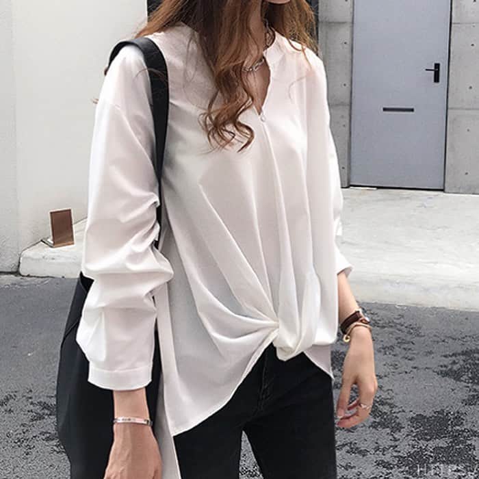 maison de LATIRのインスタグラム：「ラフにかっこよく着こなせるシフォンシャツ。 着るだけで簡単にコーデにこなれ感がでるので毎日着たくなる、シンプルなデザインです。 後ろ下がりのシルエットなのでヒップラインも自然にカバー。 ゆったりとしたシルエットですが、首元はスキッパーなので程よい抜け感も演出。 スカート・パンツボトムスを選ばずスタイリングを楽しめます♪ . お求めはコチラから▼▼ @maison_de_latir #maison_de_latir #https://shop-list.com/women/brand/maison-de-latir/」
