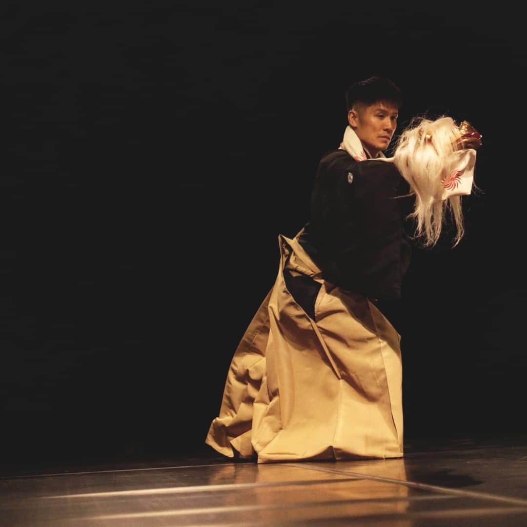 梅川壱ノ介（舞踊家）のインスタグラム：「𝘾𝙤𝙣𝙣𝙚𝙘𝙩 𝙩𝙧𝙖𝙙𝙞𝙩𝙞𝙤𝙣 ￣￣￣￣￣￣￣￣￣￣￣￣￣￣￣￣￣￣￣￣ 古きものを守り、それを受け継いでいく大切さ それが時を超えて、生き続ける美しさ  #梅川壱ノ介  #日本舞踊 #舞踊家」