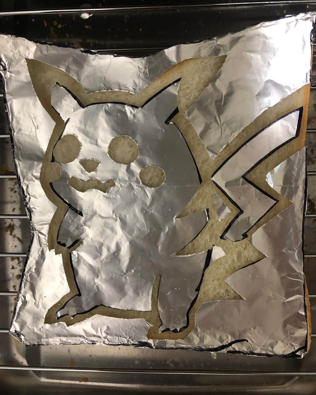 田畑祐一のインスタグラム：「トーストアート作品🍞「ピカチュウ」 さぁさぁ✨召し上がれ〜☺️ #トーストアート #食パンアート #ピカチュウ #ポケモン #うちは焼き一本でやらせて貰ってます #吉本自宅劇場」