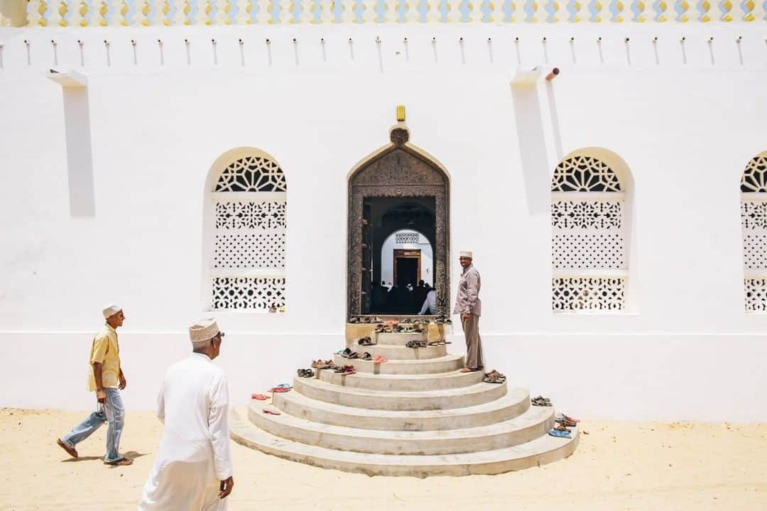 National Geographic Travelさんのインスタグラム写真 - (National Geographic TravelInstagram)「Photo by @joshuacogan | Friday prayer is called at Riyadha Mosque in Lamu, Kenya. This historic Sunni Islamic school in the Swahili islands was established in 1901. The man who built this mosque, Habib Swaleh Jamalulein, is thought to be a descendant of the Prophet Muhammad. For more explorations of culture, faith, and the human landscape, follow me @joshuacogan.」5月25日 17時09分 - natgeotravel