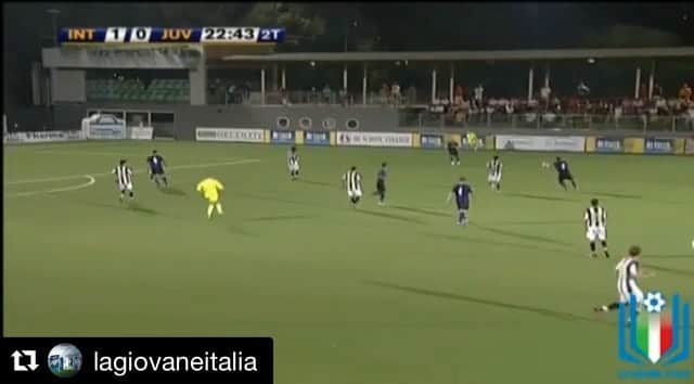 ジュリオ・ドナーティのインスタグラム：「Giovane e spensierato😂 grazie agli amici della @lagiovaneitalia per aver condiviso questo bel ricordo⚽️🎯 #football #gioventu #memories」