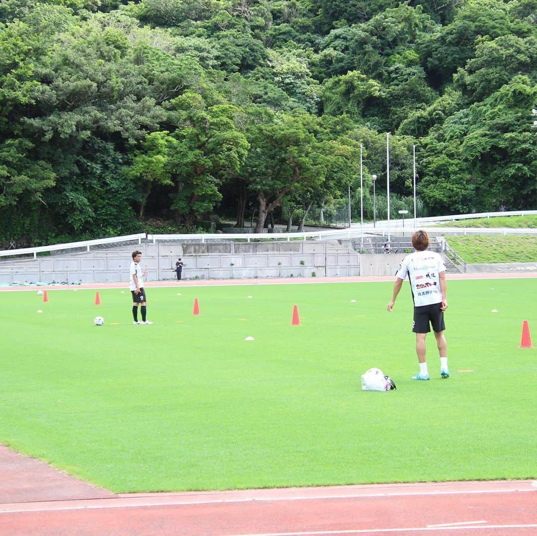 FC琉球さんのインスタグラム写真 - (FC琉球Instagram)「5/25 本日からトレーニング再開しました。 チームは時間毎にグループ分をして、ピッチでは選手同士の間隔を十分にとって「密」を作らないなど感染症予防対策を取ってのトレーニングとなりました。  #FC琉球　#fcryukyu #FC琉球2020 #沖縄　#OKINAWA #サッカー #soccer #ジンベーニョ #沖縄サッカー #サッカー選手」5月25日 17時12分 - fcryukyu
