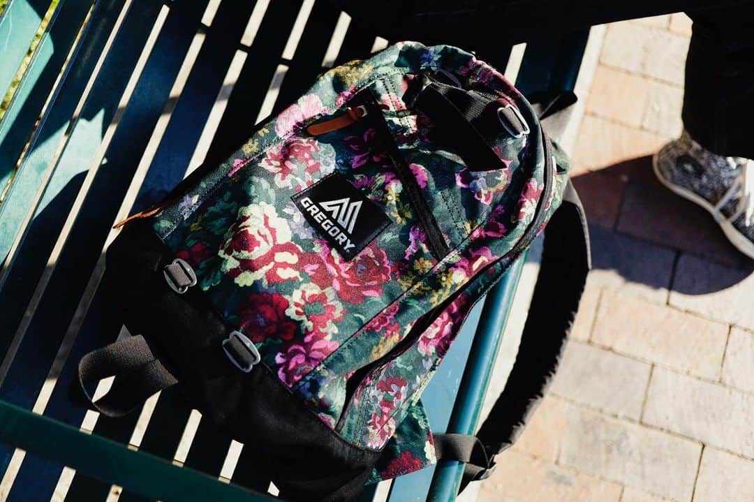 GREGORYのインスタグラム：「グレゴリーの定番モデルDAYPACKを小ぶりにしたFINEDAYは、小さい見た目ながらも容量16LでA4サイズのノートや書類が入る充分な収納力。﻿ ﻿ #Gregory﻿ #グレゴリー」