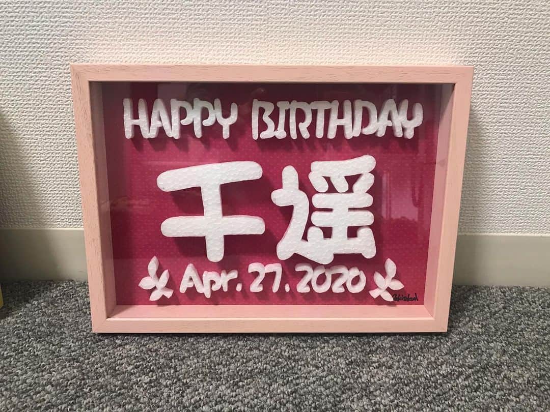 できたくん（高橋和之）のインスタグラム：「最近の発泡アートのご注文。  額縁や台紙の色指定があったので今回かなりカラフルです☆プレゼント用が多かったです！  A3サイズだと色指定が難しい物もあります。  発泡アートのご注文についての詳細を下に書いておきます☆  額縁無しコース A4サイズ 1作品3000円（送料込み） ※額縁無しコースは装飾がありません。 ※簡単なクリアケースに台紙を入れたものに作品を入れてお送りします。 ※4枚目の写真のような感じです。  額縁有りコース ※額縁の色は基本ホワイトです。木彫やピンクなどもあるので希望があれば対応致します。 ☆A4サイズ ・メイン作品1つの場合 3000円＋額縁代＋装飾代＋送料の合計6000円 ・メイン作品2つの場合（例えば名前2つ） 3000円×2＋額縁代＋装飾代＋送料の合計10000円 ※A4サイズに似顔絵は1つしか入りません。その他要相談） ☆A3サイズ ・メイン作品2つの場合（例えば似顔絵2つ） 3000円×2＋額縁代＋装飾代＋送料の合計12000円 ・メイン作品3つの場合（例えば名前3つ） 3000円×3＋額縁代＋装飾代＋送料の合計15000円 ※A3サイズに似顔絵3つだと作品が小さくなりますが可能です。 ☆B3サイズ（ウェルカムボード用） こちらは記念品として装飾や台紙、額縁等に別途かかるため、全ての合計金額を30000円とさせて頂きます。  その他わからない事があれば何でもお問い合わせ下さい。 ご注文頂いてから発送までは1週間くらいかかります。  ご注文問合せメールアドレスは studiohappo@gmail.com  #記念日 #プレゼント #アート #ハンドメイド #似顔絵 #命名ボード」