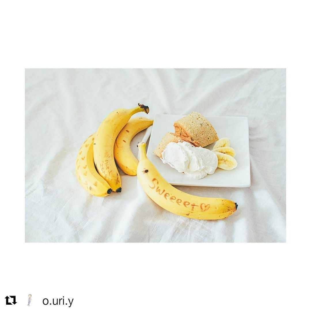 Dole_jp ドール ジャパンのインスタグラム：「この度はキャンペーンへのご参加ありがとうございます😃 手作りの美味しいバナナシフォンケーキが食べれるなんて、ご家族の方が羨ましいです💕💕 レシピ公開もしていますのでぜひご覧ください‼️ . . #Repost @o.uri.y (@get_repost) ・・・ ． #おうちカフェ ． バナナ🍌を使ってスイーツ作り‪\♡︎/︎ バナナシフォンケーキを作りました〜🧁✨ 久しぶりに作ったけど、美味しかった♪゛ StayHome長すぎて気が滅入るけど、 甘いものを食べると元気出る🧚‍♀️💕 バナナ🍌の文字はバナペンで✎*。 バナナに書いて5分くらいで文字が浮き上がってきます😳😳😳 色は時間が経つにつれてどんどん濃く✎೯ 車の絵を書いて、さくちゃんも大喜び❤ さくちゃんが自分で書けるようになるのも楽しみだな〜👦🏻💕 ． #おうち時間#スイーツ作り#スイーツ#シフォンケーキ#DoleBananaSmile#PR#StayHome#バナナ#バナナシフォンケーキ#バナナケーキ#手作りケーキ @dole_jp」