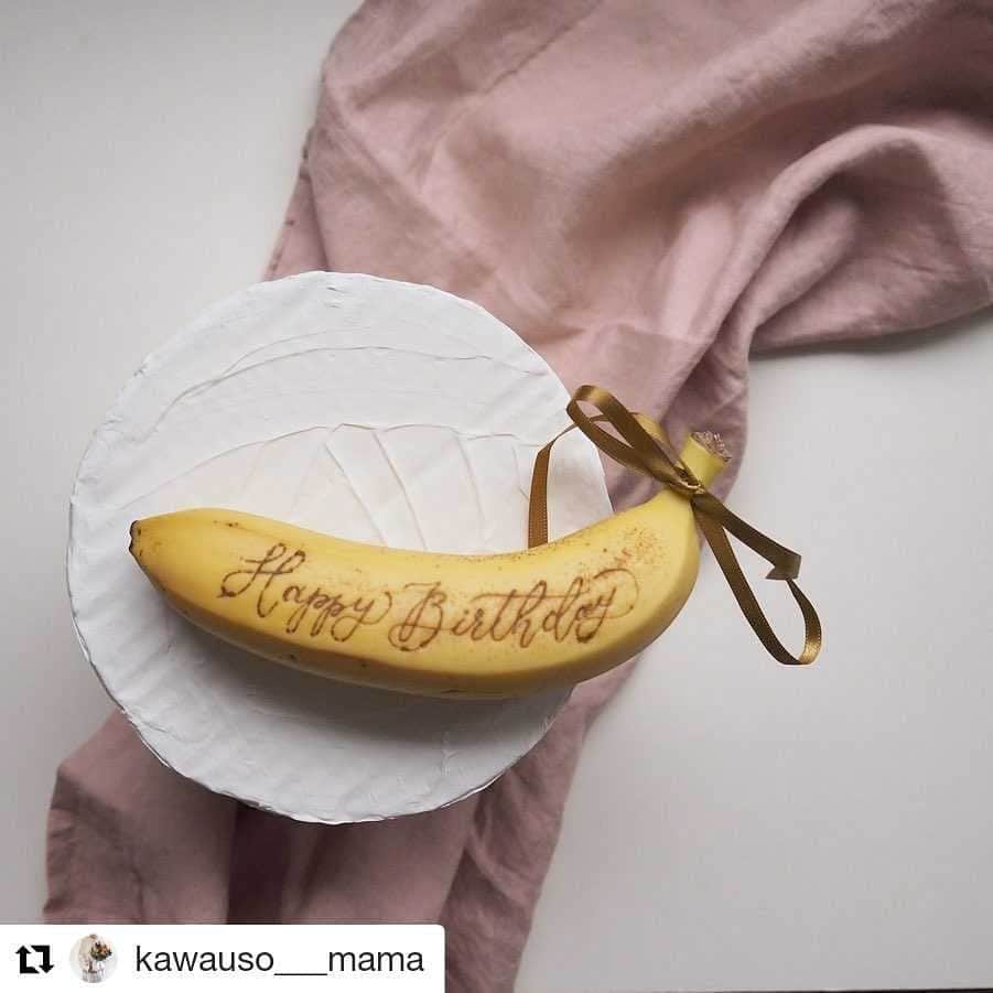 Dole_jp ドール ジャパンのインスタグラム：「とてもおしゃれでクオリティーの高いバナペンアートのお写真ありがとうございます😝💕 リポストさせていただきます❗ . . #Repost @kawauso___mama (@get_repost) ・・・ 𝙱𝚊𝚗𝚊𝚗𝚊🍌 ・ バナナにイラストや文字がかける「バナペン」って知ってますか？ ・ 私は今回アンバサダーさせていただいて初めて知りました🙊 ・ バナナにバナペンで文字を書いて時間が経つとどんどん書いた文字が濃く浮かび上がってきます💡 ・ 子供と一緒にカキカキできてとっても楽しいんです♡ ・ いつもありがとうって娘が書いてくれたバナナをしばらく大事にしてたら、いつのまにか食べられていたというショックな事件もありましたが笑。 ・ しばらくバナペンでおえかきが我が家のブームになりそうです🍌🐒 ・ ・ ・ @dole_jp  #バナペン #バナペンで応援 #バナペンキャンペーン  #バナペンアート  #stayhome #bananasmile#pr」