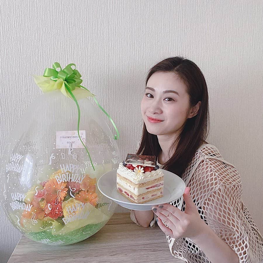鈴木芳奈のインスタグラム：「💐🎈🎂 from @mona_tomoyama @yuki_kawakita  TRINITYとして一緒に活動していた大切なふたりから。 送ってくれました😢😢 thankyou〜🌷 #宅配の方ありがとうございます  #誕生日サプライズ #いきなり大きな段ボール到着 #びっくり箱  #風船の中にお花 #どういうこと  #オンラインビデオ通話で2人とあと1人大切な仲間が祝ってくれました @kana_cacca」