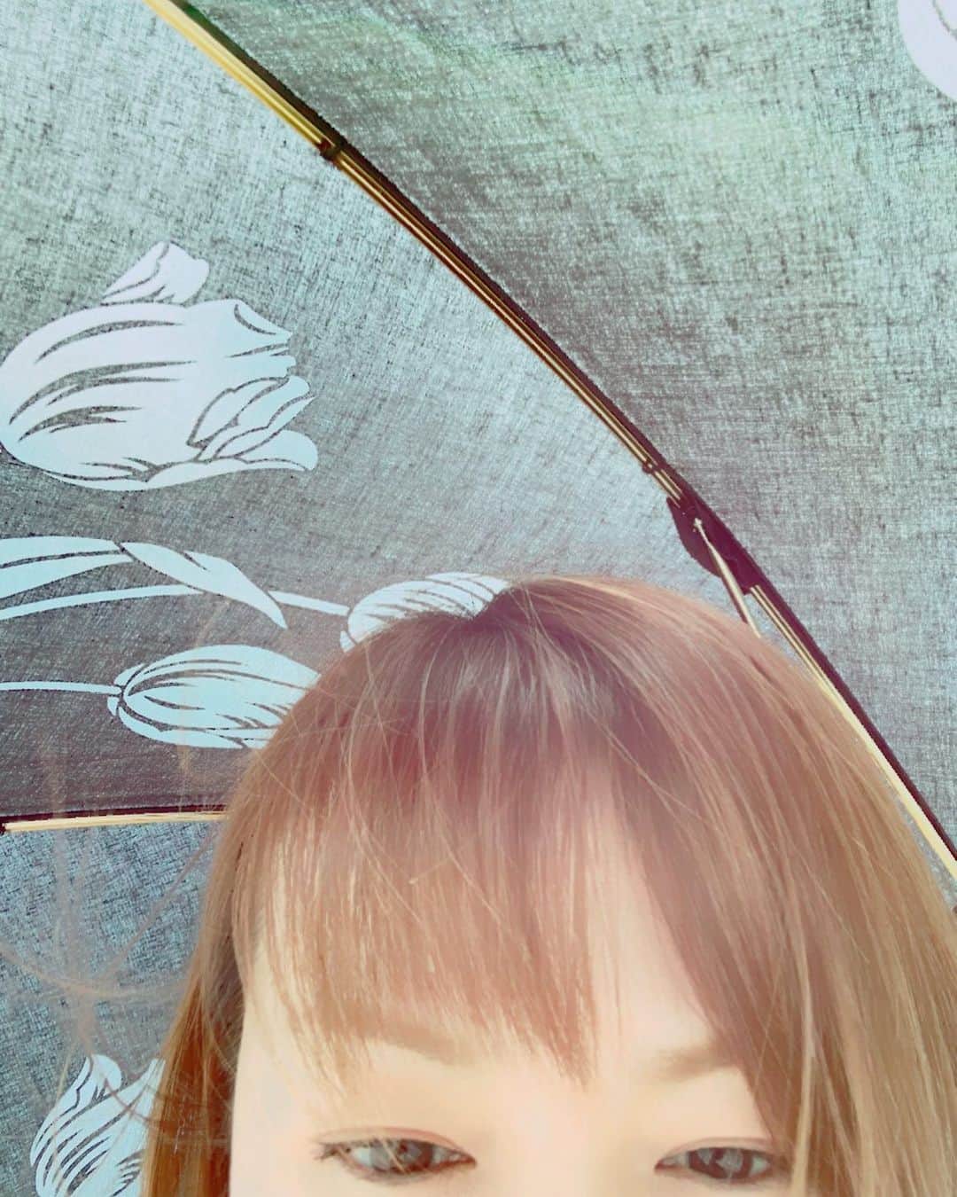 中澤裕子のインスタグラム：「福岡　 午後に大雨 ・ 昨日は日傘が必要なくらい 良いお天気だったのに ・ 梅雨がくる 蒸し暑い ・ 夏がくる 好きだけど 日光アレルギー つらい季節 ・ 夫は夏が待ち遠しくて たまらない様子 「夏だー！！」 と最近よく叫んでる🤣  #すでにアレルギーの湿疹出てます #対処法は太陽にあたらない事 #それはかなり難しい」