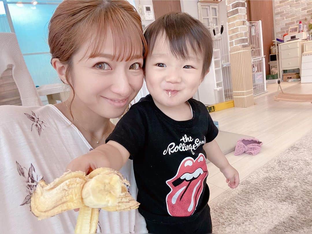 辻希美さんのインスタグラム写真 - (辻希美Instagram)「ぉゃっにバナナ🍌一本ペロリ👶💕💕💕 #幸空 #一歳五ヶ月 #おやつ #バナナ #🍌」5月25日 17時35分 - tsujinozomi_official