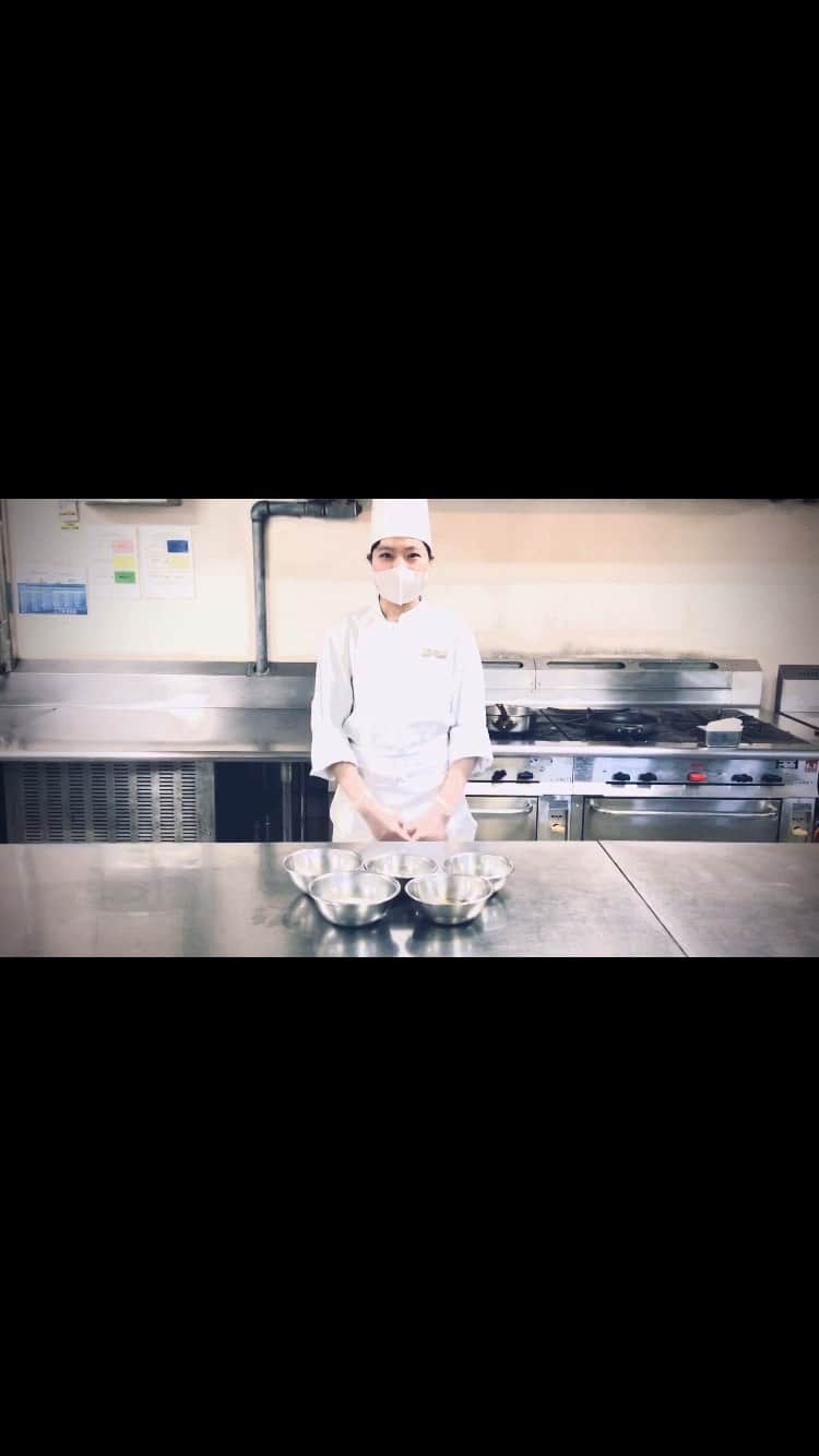 THE WESTIN KYOTO ウェスティン都ホテル京都のインスタグラム：「Chef's recipe  #cookingathome  クレープ・ア・ラカルト 材料 クレープ生地 全卵　110ｇ、砂糖34ｇ、薄力粉60ｇ、バター20ｇ、牛乳（40℃）120ｇ  カスタードクリーム 牛乳250ｇ、卵1個、砂糖37ｇ、薄力粉21ｇ、バニラエッセンス適量、塩適量  ホイップクリーム 生クリーム45％200cc、砂糖20g  お好みでフルーツ（いちご、オレンジ、バナナなど）  Crepe a la carte Please enjoy cooking at home！  Ingreadients Crepe dough Whole egg 110g, sugar 34g, soft flour 60g, butter 20g, milk (40℃) 120g  custard cream Milk 250g, 1 egg, sugar 37g, soft flour 21g, vanilla extract proper amount, salt proper amount  Whipped cream Fresh cream(45%) 200cc, sugar 20g  Fruits of your choice (strawberry, orange, banana, etc.) クレープ生地  1、卵、砂糖、薄力粉（あらかじめふるっておく）をボールで混ぜる。 2、溶かしたバターを入れ混ぜる。 3、４０℃にした牛乳を少しずつ入れ、だまにならないようにまぜ、冷蔵庫で1晩寝かす。  4、油を引いたフライパンで薄く生地を焼く（フライパンは熱しすぎない※濡れふきんの上にのせ熱を下げる）  カスタードクリーム  1、手鍋に牛乳を入れ沸かし、卵、砂糖、薄力粉、塩を混ぜたものに注ぎ入れ裏濾す。  2、①を炊き上げバニラエッセンスを加え、冷ます。  シャンティークリーム（ホイップクリーム）、仕上げ  1、生クリームと砂糖を合わせ泡立てる。（8分立てぐらい）  冷ましたグレープ生地にカスタード、クリームシャンティー、フルーツをトッピングし巻き込む。  Crepe dough Whole egg 110g, sugar 34g, soft flour 60g, butter 20g, milk (40℃) 120g  custard cream Milk 250g, 1 egg, sugar 37g, soft flour 21g, vanilla extract proper amount, salt proper amount  Whipped cream Fresh cream(45%) 200cc, sugar 20g  Fruits of your choice (strawberry, orange, banana, etc.) Crepe dough 1. Mix eggs, sugar and soft flour (pre-sieved) in a bowl. 2, add the melted butter and mix. Add milk at 40 ℃ for 3 minutes, mix so that it doesn't get fooled, and let sit in the refrigerator overnight. 4. Bake the dough thinly with an oiled frying pan (the frying pan should not be overheated * Place it on a wet cloth to lower the heat)  Custard cream  1. Put milk in a pan and bring it to a boil, pour it into a mixture of eggs, sugar, soft flour and salt and strain it back and forth. 2. Cook ① and add vanilla essence and cool.  Chantilly cream, finish 1. Mix fresh cream and sugar and whisk. (80% whipped) Chilled grape dough with custard, cream chantilly and fruit topped and rolled up.  みなさまが笑顔になりますように。 We hope everyone smile.  ウェスティン都ホテルは、皆様にご家庭で家族との時間を楽しく過ごしていただけるよう、手軽に簡単にできるヘルシーなクッキングアイデアを共有いたします。」