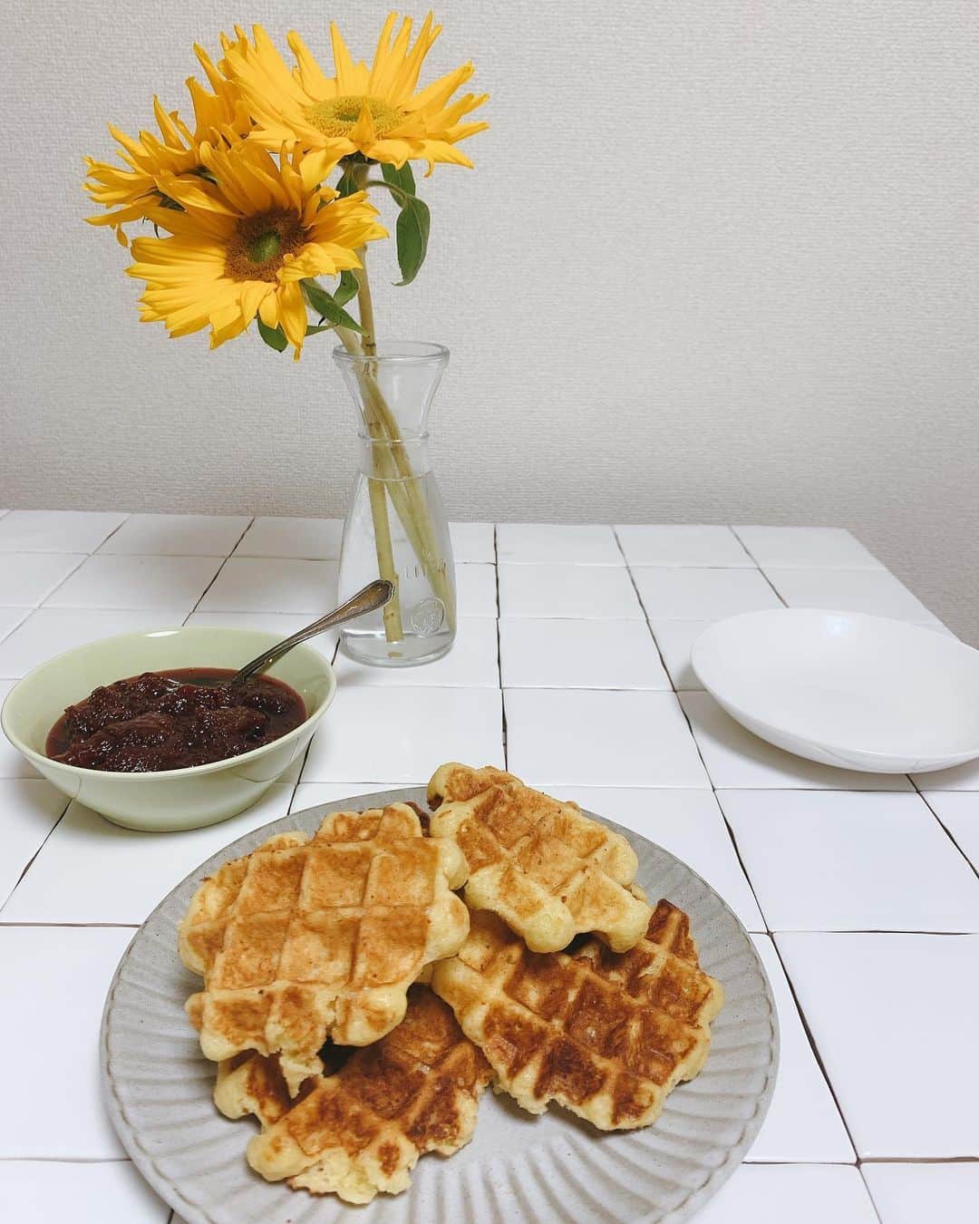 入夏さんのインスタグラム写真 - (入夏Instagram)「ワッフルにバニラアイスも乗せちゃう😋🍨 #waffles」5月25日 17時48分 - iruka__offi