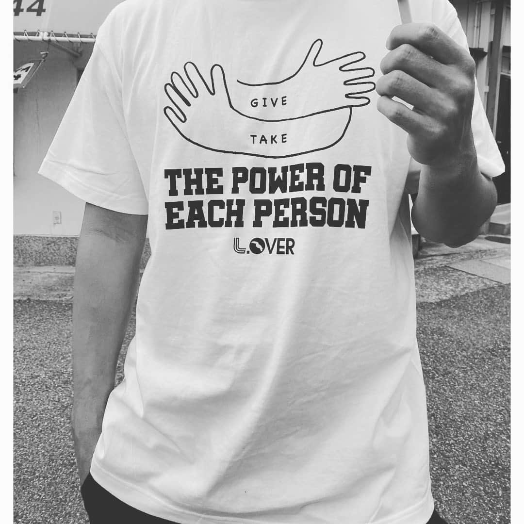 のインスタグラム：「服が好きでよく好きなブランドの服買ったりしてるけど、最近よく着てるのは友人や知り合いが作ったTシャツを着ることが多い。 そのTシャツをデザインした人たちの思いだったりメッセージが詰まった服はすごく意味のある物になると思う。 今日は友人が参加しているプロジェクトの医療従事者応援Tシャツを着ています。マスクや医療道具を購入して医療現場へ届けるチャリティシャツ！ すごくいい活動！応援してます！ . . . #医療従事者応援シャツ #フットボールの輪 #LinkOver #パスドゥーロ」