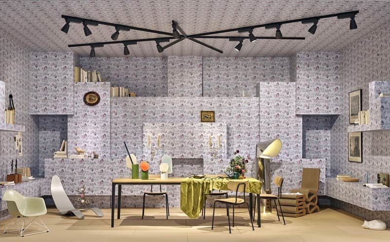Vitra Japanさんのインスタグラム写真 - (Vitra JapanInstagram)「Vitra Home Collection Autumn 2020﻿ インスタレーション 2 「Tatami – 畳」﻿ ﻿ ニューヨークとロサンゼルスを拠点とするデザイン事務所 Charlap Hyman & Herrero が手掛けたのは、架空のアートコレクターのダイニングスペースをイメージした空間。この部屋の主は、日本の伝統や美学に素養の高い女性で、Stephen Birminghamの著作”The grand dames”や、デザイナーであり小説家でもあった Pauline de Rothschild、アーティストの Marie-Laure de Noaillesなどに代表される 20世紀の退廃的な文化を愛しているのでしょう。18世紀風の花柄のダマスクス織で覆われた壁と、日本の畳という絶妙な組み合わせの空間の中に、ジャスパー・モリソンの新作チェア「モカ」、ロナン&エルワン・ブルレックによる花瓶「ヴァース デクパージュ」が取り入れられています。どちらも今秋よりヴィトラパートナーショップにて発売開始予定です。﻿ ﻿ #Vitra #VitraJapan #VitraHomeCollection #VitraAccessories #VitraCampus #SANAA #CharlapHymanHerrero #Moca #VasesDécoupage﻿ #ヴィトラ #ヴィトラジャパン #ヴィトラホームコレクション #モカ #ジャスパーモリソン #ヴァースデクパージュ #ロナンエルワンブルレック #インテリア #リビング #ダイニング #モダンインテリア #暮らしに彩りを #暮らしを楽しむ」5月25日 17時58分 - vitra_japan