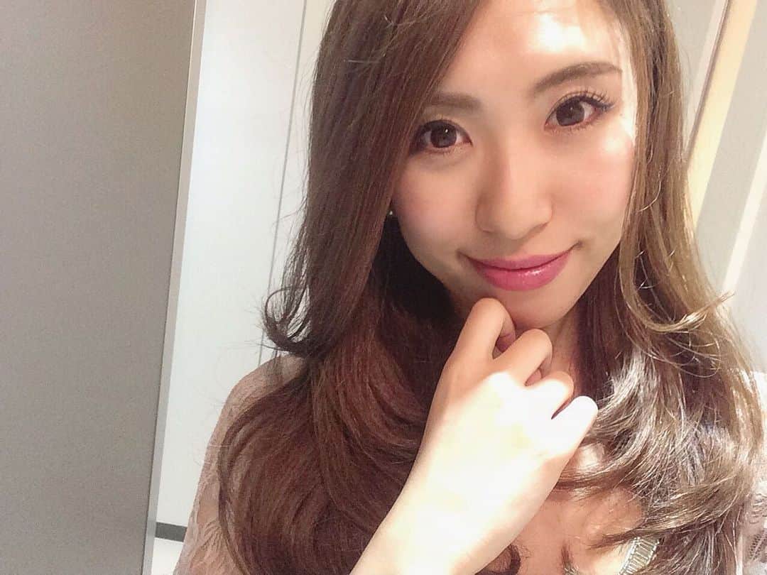 のインスタグラム：「髪短くてする予定だったのだけど このくらいまで伸ばそ〜っと✨ （5年前🤣） セリもダンもロングで可愛いから私も伸ばす😍 （すぐ影響される人）（愛の不時着） 韓国行きたい🥺🥺💕 ・ #髪の毛伸ばす宣言  #すぐ気分が変わる #愛の不時着に夢中 #セリもダンもかわいい🥺❤️ #早く前髪も伸びないかな #韓国行きたい #ディファインまつエク時代」