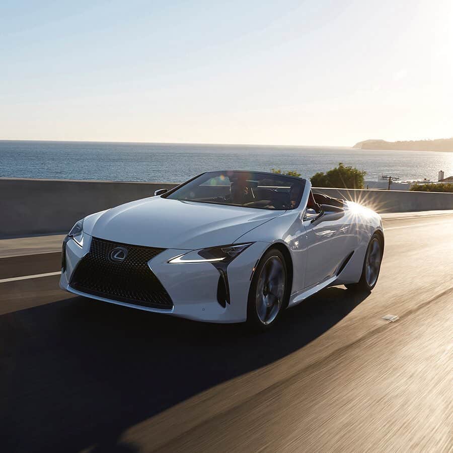のインスタグラム：「【今夏発売予定　LC500 Convertible】﻿ LEXUSのフラッグシップクーペ「LC」の新たな挑戦として生まれたコンバーチブルモデル、LC500 Convertibleの特設サイトをOPEN。﻿ ﻿ デザインやパフォーマンスなどの特徴紹介のほか、フォトギャラリー、開発チーフエンジニアへのインタビューを公開中。詳しくはlexus.jpへ。﻿ ﻿ #Lexus #LexusLC #LCConvertible」