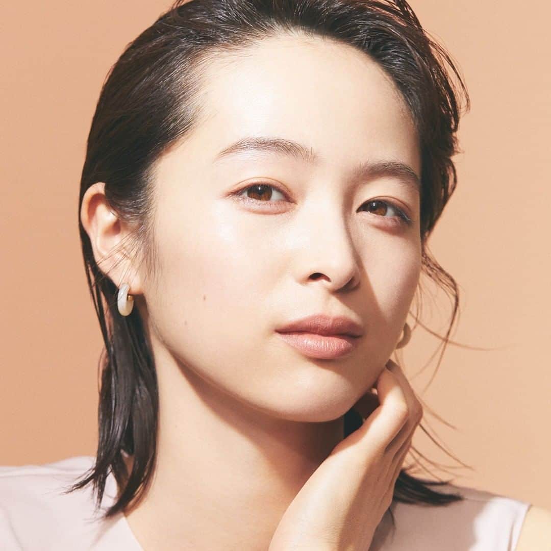 のインスタグラム：「・⠀ #ドラマティックスキンセンサーベースEX は⠀ テカリやカサつきを防ぎながら⠀ うるさら美肌が続く、くずれ防止下地。 ⠀ ⠀ この時期にぴったりの、みずみずしいのにさらっとした使用感！⠀ ⠀ マキアージュのファンデと一緒に使うと、⠀ まるで“キレイな素肌”がもっと続く。⠀ ⠀ -⠀ #ドラマティックスキンセンサーベースEX⠀ SPF25・PA+++⠀ -⠀」