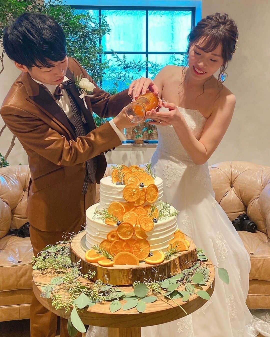 Wedding Park 公式のインスタグラム：「こんばんは！ウエディングパークのハナレポ編集部です💁  ステキな結婚式を紹介しています✨ . 今日は @tsun_wedding26 さん💓 . 写真好きカップルのナチュラルウェディング✨ ————————————————————— 👰 @tsun_wedding26 さんのハナレポ ✍️ https://s.weddingpark.net/hanarepo/7982/ 会場：@Le_chic_unjour_wedding #ラシックアンジュール 開催時期：2019年12月 ————————————————————— . ♥オレンジが映えるケーキにたっぷりのキャラメルをケーキドリップ ♥写真好きの新郎新婦はメインテーブルからのカメラマン ♥ユーカリをベースにしたナチュラルなテイストのブーケ ♥もちろん前撮りもカメラ持参 . ＊＊＊＊＊＊＊＊＊ 「ハナレポ」とは誰でも簡単につくれる結婚式レポートのサービスです！ プロフィールのリンクから飛べます！ ハナレポをつくったら @weddingpark をタグ付けして、スクリーンショットなどを投稿してください☺️ 公式インスタで、ありがとうの気持ちを込めてシェアします💖 ＊＊＊＊＊＊＊＊＊」