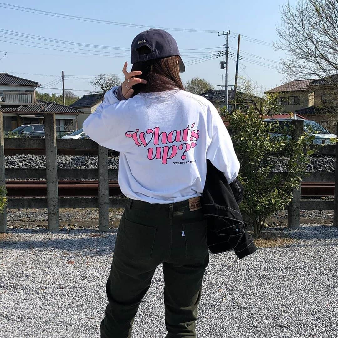 RiLiさんのインスタグラム写真 - (RiLiInstagram)「ロゴデザインがかわいい💞【What’s up? Tシャツ】🌈 ..... シンプルなデザインでロゴの文字がかわいい【What’s up? Tシャツ】👚インスタグラマーのpurinさんが立ち上げたブランドのアイテムなんだとか👫 半袖Tシャツ以外にロンTやパーカーもあるから、1年中What’s up?のお洋服を楽しめちゃう😻古着っぽい感じがかわいいよね🍟 トートバッグやステッカー、キャップなどの小物もチェックしてみてね❗カップルでおそろいで着るのもオススメだよ〜〜🌈 ❣❣❣❣❣ サイトやSNSで掲載させていただくお写真募集中😘📸 かわいいコーデやアイテム、注目スポットなどが撮れたら、ハッシュタグ→#rili_tokyo  を付けて投稿❗ ． Special Thanks💋 Photo by @xxi_ayr @riii9630 @re_re06 @ayr81030 @moe_world_ ． #春 #whatsup #バックロゴ #ロゴロンT #ロンT #ロゴT #カップルコーデ #ベージュコーデ#ワントーンコーデ #シンプルコーデ  #カジュアルコーデ #ガーリーコーデ #置き画 #置き画くら部 #今日のコーデ #コーデ #コーディネート #RiLi  #おしゃれさんと繋がりたい #お洒落さんと繋がりたい #ファッション #패션스타그램 #ootd #outfit」5月25日 18時01分 - rili.tokyo