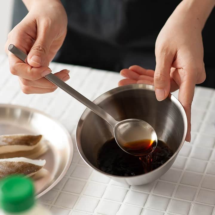 のインスタグラム：「. キッチン周りのステンレス道具の加工において一大産地と言える、新潟県燕市発のブランド「コンテ／conte」の自信作「まかないシリーズ」。 . シリーズは、3サイズの「ボウル」「平ザル」「丸バット」と、計量スプーン「やくさじ」。 それぞれに洗練された見た目と使い勝手があるのはもちろん、合わせて使うことで生まれる相乗効果もあなどれません。一度使うと手放せなくなる、道具たちです。 . ▼詳細はプロフィールのリンクからご覧いただけます。 → @freedesign_jp . 【取扱店舗】 #フリーデザインオンラインショップ . #まかないボウル #まかない丸バット #まかない平ザル #やくさじ #ボウル #バット #ザル #コンテ #計量スプーン #conte #キッチンツール #調理器具 #料理道具 #madeinjapan #日本製 #暮らしを整える #freedesign #フリーデザイン #吉祥寺 #kichijoji #ライフスタイルショップ #暮らしの道具 #暮らしを楽しむ #丁寧な暮らし #丁寧に暮らす #丁寧な生活 #雑貨屋 #インテリアショップ」