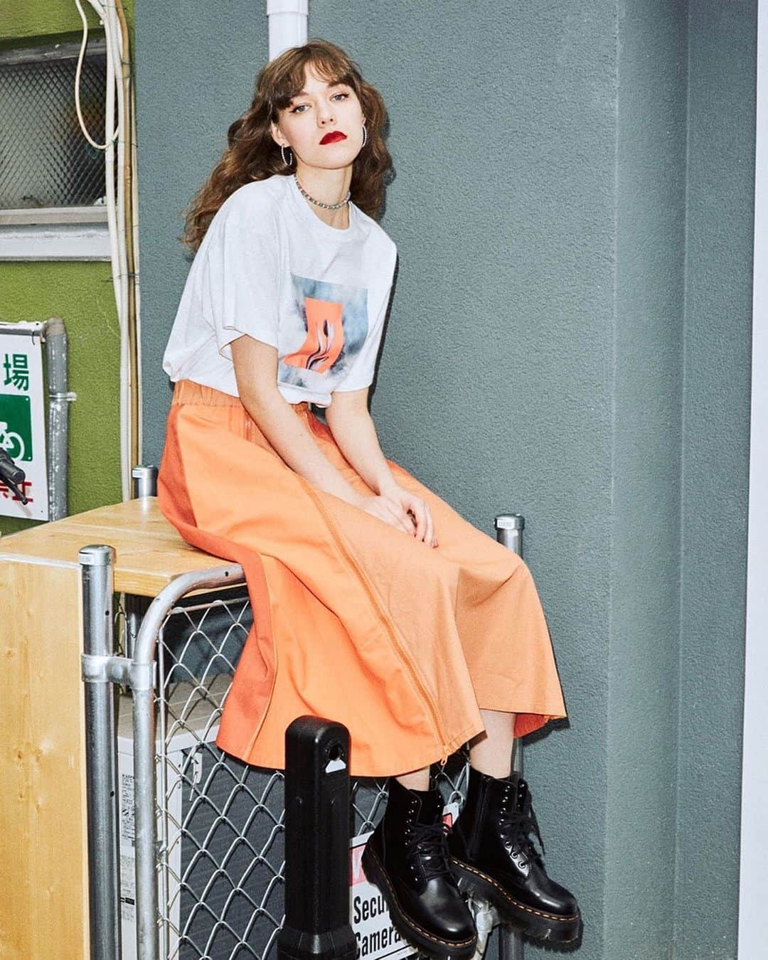 jouetieさんのインスタグラム写真 - (jouetieInstagram)「. 【PRE ORDER】 . ▼skirt ロングZIPスリットスカート ￥8,800(tax in) ORG/BGE/KHA . ▼tops <NOW ON SALE> ネオンフォトBIG Tシャツ ￥4,400(tax in) O.WHT/BLK/BLU . @jouetie_official TOPページURLからチェック✔️ 商品詳細は画像をタップ🛒📌 . #jouetie #jouetie2020ss #jouetie_ootd #fashion #spring #summer #street #mixstyle #ジュエティ」5月25日 18時09分 - jouetie_official