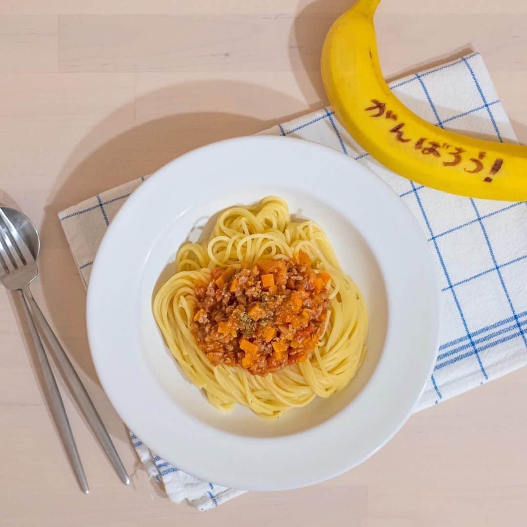 haru.のインスタグラム：「. 今回スナップマート @snapmart.jp にて、 「Doleバナナスマイルキャンペーン」に選んでいただきました♩ . たくさんのバナナ🍌と一緒に送られてきたのは、 バナナにメッセージが書けるドールの「バナペン」 . 仕事や勉強など、大変な毎日を送っている家族に、 メッセージを書いたバナナで応援！ . がんばろう、ありがとう、ファイト！なんてバナナ書いてあったら、嬉しいですよねー♡ . いつもがんばる家族や自分に、メッセージを送る機会が増えました。 バナナも甘くて美味しかったー🍌 . . . #DoleBananaSmile  #PR @dole_jp #StayHome」