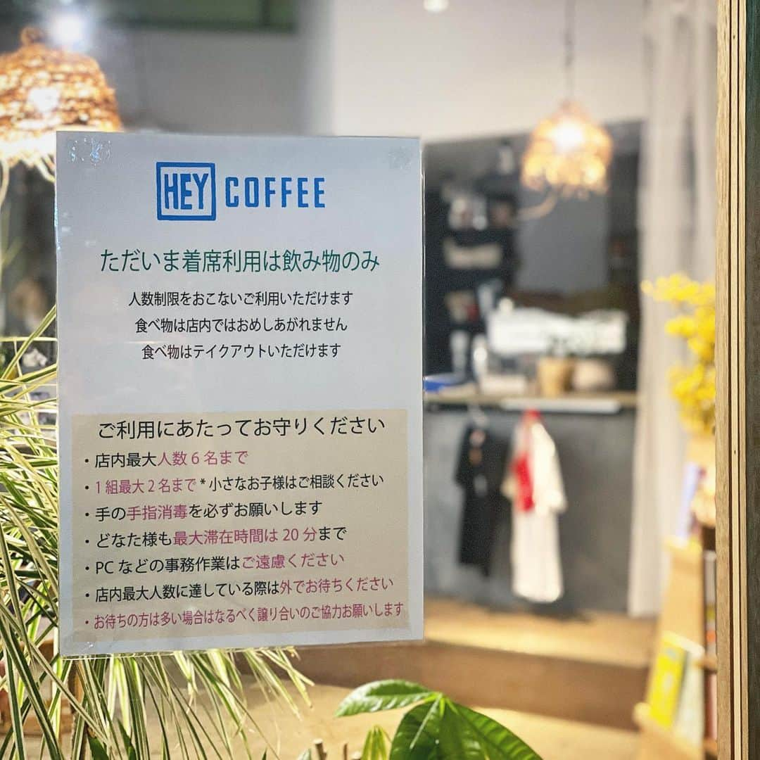 HeyCoffeeさんのインスタグラム写真 - (HeyCoffeeInstagram)「. \店内 段階的な再開のおしらせ/ . こんばんわ店主ゆかです。 今日はやっとこのお知らせをできることを本当に嬉しく思います。 そう、HeyCoffee店内利用を明日より一部再開します。 . みなさまにお願いすることが変わります。 どうぞお読みください。 . 【店内をご利用いただけるのは飲み物のみです】  焼き菓子も含め食べるのは今しばらくご遠慮頂いてます。 明日よりアイスクリームも再開してますが、アイスはこちらに準じません。 食べ物を食べるのは次の段階となります。 . 【店内の席および人数を制限してます】  店内最大人数を減らしています。 どなたさまも掲示にある通りとなります。お守りくださいませ。 またこれに伴い滞在頂ける時間は20分となります。 パソコン作業はテーブルに長く接するなど衛生的な理由を含め当面お断りさせてください。 ひとグループ2名まで。お店の中のお客様全体の人数は6名までです。 奥のボックス、カウンターは当面の間開放しません。 入り口のベンチゾーンのみのご利用となってます。  お子様をお連れでのご来店の場合は諸々臨機応変に対応いたしますが 他のテーブルに触れない、むやみに歩き回らないなど保護者の方が他のお客様へご配慮くださってのご利用をお願いします。 . 【食べ物は引き続きテイクアウトのみ受付となります】  食べ物はもう少しの期間お持ち帰りのみとなります。 様子をみて食べれるようにしていきます。 私たちも今回のテイクアウトのみの体制に大幅に切り替えたが故、また戻していく作業に時間がかかります。 ご理解くださればと思います。 . 【体調ご不安な方は引き続きお持ち帰り含めご来店はご遠慮願います】  こちらは今まで通りのお願いです。 ご来店いただいた際はお手数おかけしますが手の消毒をお願いします。 . 1週間この状態で営業していきますが、少しづつ元々のスタイルに戻していきます。 営業時間は今しばらく10時から18時です。  わかりづらいこともあるかと思いますのでどうぞお気軽にご相談ください。 . それではまた明日、10時から皆さんをお待ちしております🌱 . •••••TODAYS SWEETS •••••﻿ +クリームサンド﻿ -チョコ&オリジナルコーヒークリーム﻿ -いちご&ソイクリーム﻿ ﻿ +マオシリーズ﻿ -mixベリーパウンド﻿ -バナナパウンド﻿ -紅茶クッキー﻿ -くるみクッキー﻿ -マーブルチョコクッキー🆕﻿ -アポロクッキー🆕﻿ -マシュマロクッキー🆕﻿ ﻿ ﻿ +yoriシリーズ﻿ -カルダモンビスコッティ﻿ -ジンジャークッキー﻿ -ラズベリーメレンゲ﻿ ﻿ +その他﻿ -RITOU NUTS ﻿ ﻿ ﻿ •••••SCHEDULE••••••﻿ ﻿ 5/26~﻿ 店内利用再開【飲み物のみ】﻿ ※食べ物はテイクアウトのみ﻿ ﻿ 月曜定休﻿ 営業時間はまだしばらく10時から18時の短縮営業です﻿ ﻿ •••••お持ち帰りについて•••••﻿ ﻿ 当店でご用意している容器は﻿ エコ素材をなるべく使用しているため﻿ 長時間の耐久性はありません。﻿ なるべくお早めにお召し上がりください。﻿ ﻿ またお持ち帰り容器をお持ちの方は、容器代がかかりません。﻿ 大きいサイズのドリンクご希望の場合は400ml程度のものをご用意ください。﻿ ﻿ 食べ物のオーダーはお電話予約をご利用ください。﻿ 0484946791﻿ ﻿ #HeyCoffee #コーヒー #specialtycoffeeshop #コーヒー巡り  #さいたまカフェ #saitamacafe #戸田市 #戸田公園  #テイクアウト」5月25日 18時09分 - heycoffee.jp