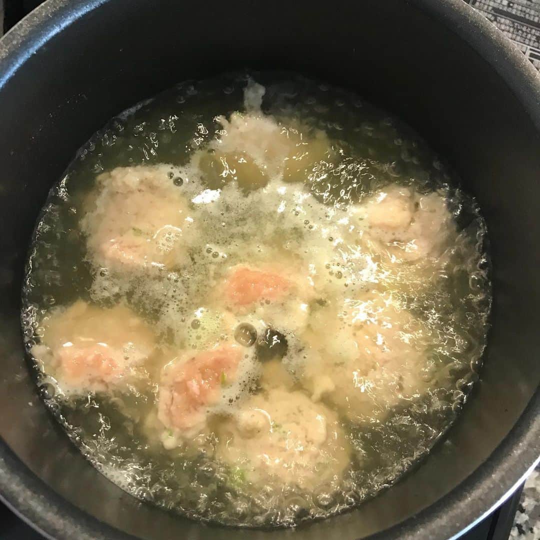 藤澤恵麻さんのインスタグラム写真 - (藤澤恵麻Instagram)「故郷香川の味、カマダのだし醤油。いつも大活躍してくれています。  お浸しや冷奴にはもちろん、お料理の隠し味にも使えて便利。 実家にいる時から使っているのでもう長いお付き合いで、最近は低塩タイプがお気に入り。  この日は鶏団子スープを作ったので、最後にだし醤油を加え、味に奥行きを。 生姜多めの中華スープで美味しくいただきました。  #恵麻 #ema #カマダのだし醤油 #鎌田醤油 #だし醤油 #香川 #実家の味 #隠し味 #鶏団子スープ #中華スープ #おうち時間 #おうちご飯 #美味しい」5月25日 18時23分 - ema_fujisawa_official