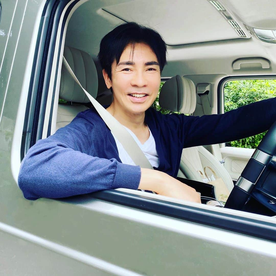 郷ひろみさんのインスタグラム写真 - (郷ひろみInstagram)「打合せ終わり！ 過ごしやすい季節になってきたね‼️ でもちょっと風が強いかな…  Hiromi  #郷ひろみ #hiromigo #selfie #ソーシャルディスタンス」5月25日 18時16分 - hiromigo_official