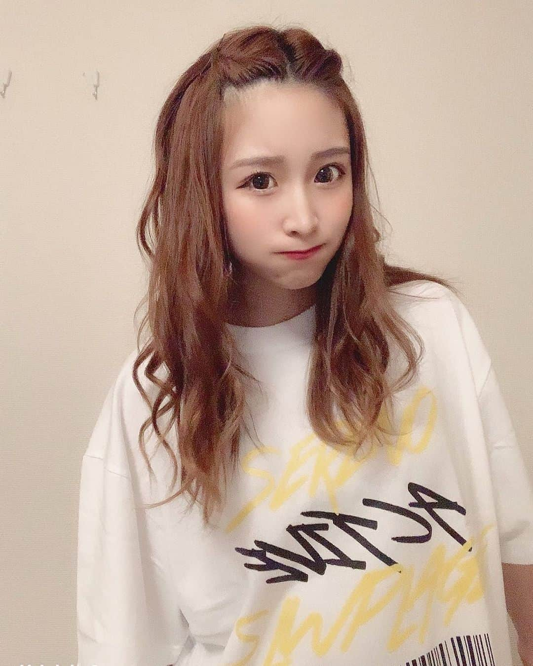 橋野彩葉さんのインスタグラム写真 - (橋野彩葉Instagram)「newTシャツ💫  バーコードのデザインかわゆい。  今回はいつもよりも大きめのXLにしてみた！  このTシャツは @sereno.official と @slwplage.official のコラボTシャツです👀  本日19時から販売スタートです！！ #sereno #slwplage #コラボtシャツ」5月25日 18時20分 - iroha_0521_