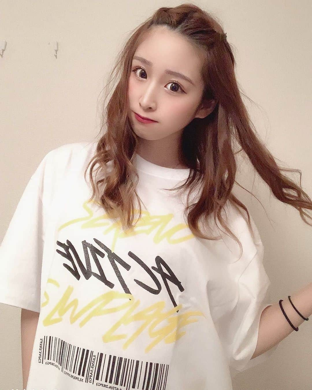 橋野彩葉さんのインスタグラム写真 - (橋野彩葉Instagram)「newTシャツ💫  バーコードのデザインかわゆい。  今回はいつもよりも大きめのXLにしてみた！  このTシャツは @sereno.official と @slwplage.official のコラボTシャツです👀  本日19時から販売スタートです！！ #sereno #slwplage #コラボtシャツ」5月25日 18時20分 - iroha_0521_