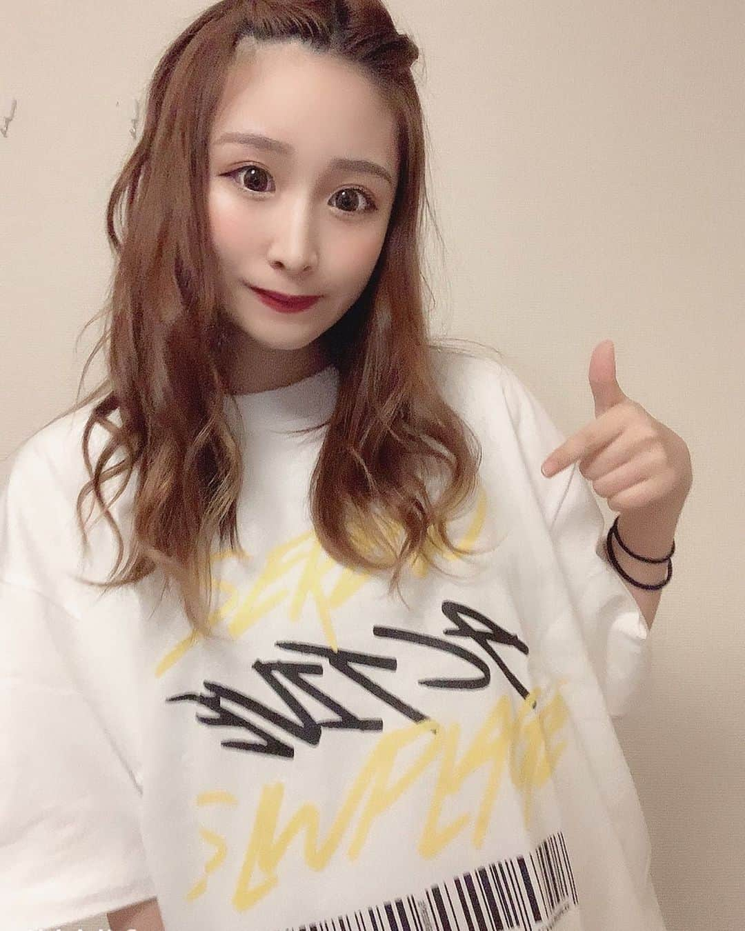 橋野彩葉さんのインスタグラム写真 - (橋野彩葉Instagram)「newTシャツ💫  バーコードのデザインかわゆい。  今回はいつもよりも大きめのXLにしてみた！  このTシャツは @sereno.official と @slwplage.official のコラボTシャツです👀  本日19時から販売スタートです！！ #sereno #slwplage #コラボtシャツ」5月25日 18時20分 - iroha_0521_