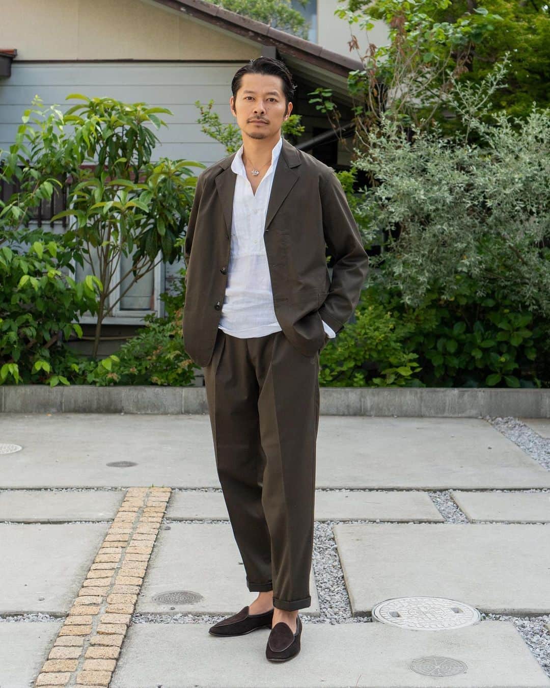 高田朋佳のインスタグラム：「“Relax suiting...” #keepstylish ———————————————————————— #takadachannel #youtuber #onlyone #newcolonialstyle #jetset #singapore #luxuryresort #colonyclothing #singaporelife #singaporestyle  #lifestyle #fashion #mensfashions #dapper #igfashion #sprezzatura」