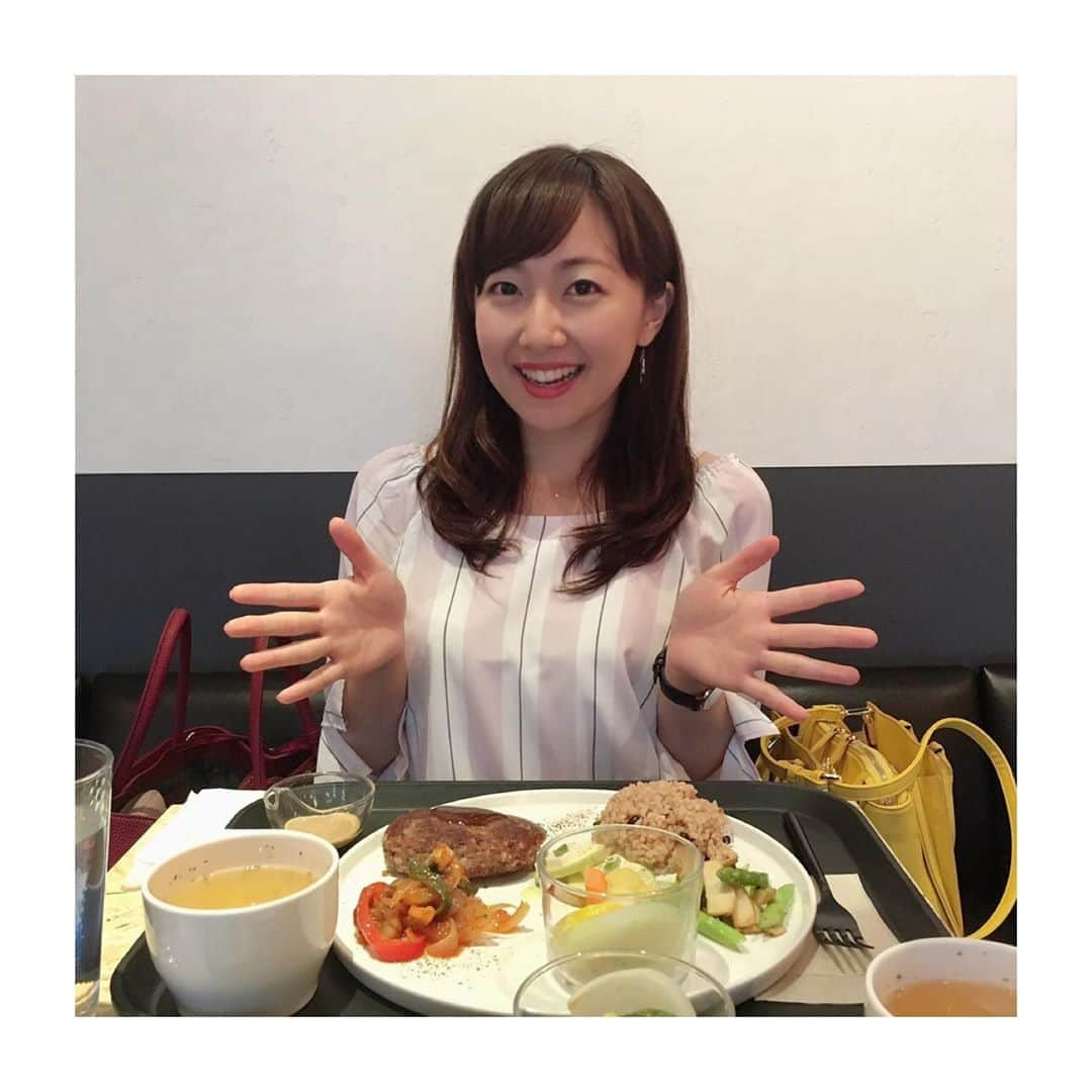 佐竹明咲美さんのインスタグラム写真 - (佐竹明咲美Instagram)「※過去に撮った写真です📸  食べ物に囲まれて幸せな時、 手がこうなる🙌ようです🤤  いよいよ緊急事態宣言が全面解除となりますね。 約7週間の自粛生活で得たことはたくさん。 なにより当たり前の日常が どれだけ幸せなことだったのか、 考えさせられました。  でも！ これまでの当たり前の日常を送るには もう少し我慢が必要で、まだまだ気は抜けませんね！ 都内では、毎日感染者が出ている状況です。 みんなが安心して自粛生活ができるよう 働いてくださったすべての方に 感謝の気持ちを持ちながら、 まだまだ自分にできることを考えて 行動していきたいものですね🤔 引き続き対策を続けて、 もう一踏ん張り頑張りたいです！  さてさて、 今日はスーパーウルトラびっくりマンデー (もうなんのことかわからなくなってきましたし、 生みの親のともちんも混乱しておりました笑笑) ということで、 午後9時〜ともちんとインスタライブをする予定です🎶 @hasegawatomoka  楽しい時間を一緒に過ごしましょう😊✨」5月25日 18時22分 - asami_satake