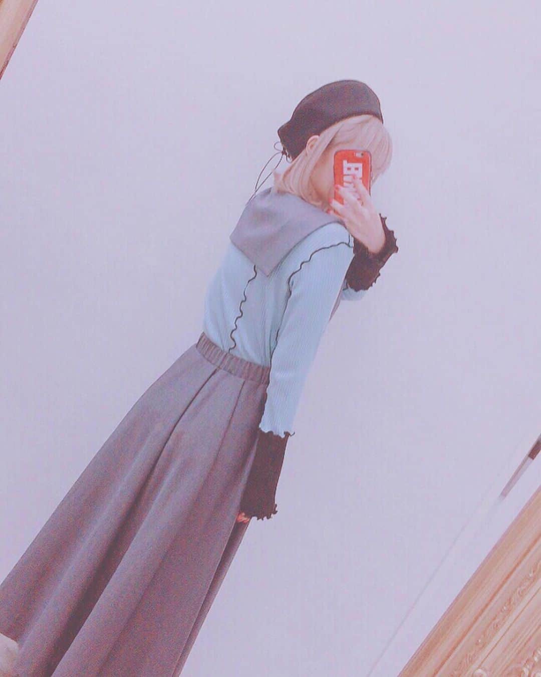 吉田有里さんのインスタグラム写真 - (吉田有里Instagram)「先日の番組の時の衣装▼△﻿ ﻿ 発売前からかわいい！と﻿ 狙っていたCandyのセーラー襟つきスカート。﻿ ﻿ シュカの衣装みたいだ〜と思って﻿ 全体の色合いをシュカに合わせました。﻿ ベレー帽も寄せようと被りました🧚‍♀️ふふ﻿ ﻿ ネイルもシュカの赤い髪を意識して…🌹﻿ ﻿ 後ろの襟がとってもかわいい！！﻿ ﻿  tops:#ガスヴァンサントみたいに蒼い  skirt:#candystripper  shoes:#drmartens ﻿  #よしだふく #ootd #fashion﻿ #シュカ #ヴァンガードif」5月25日 18時22分 - yu_ri_ysd