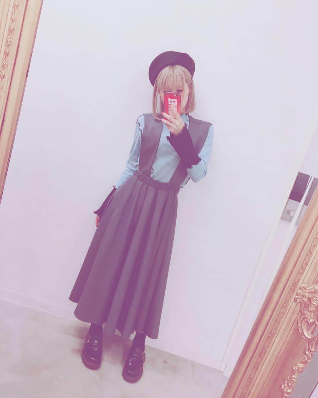 吉田有里のインスタグラム：「先日の番組の時の衣装▼△﻿ ﻿ 発売前からかわいい！と﻿ 狙っていたCandyのセーラー襟つきスカート。﻿ ﻿ シュカの衣装みたいだ〜と思って﻿ 全体の色合いをシュカに合わせました。﻿ ベレー帽も寄せようと被りました🧚‍♀️ふふ﻿ ﻿ ネイルもシュカの赤い髪を意識して…🌹﻿ ﻿ 後ろの襟がとってもかわいい！！﻿ ﻿  tops:#ガスヴァンサントみたいに蒼い  skirt:#candystripper  shoes:#drmartens ﻿  #よしだふく #ootd #fashion﻿ #シュカ #ヴァンガードif」