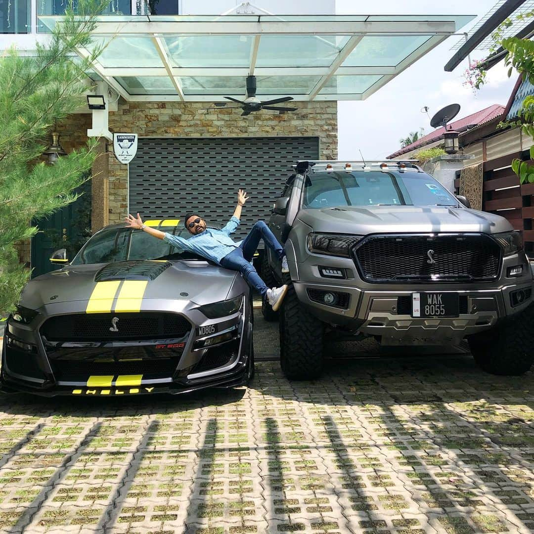 Wak Doyokさんのインスタグラム写真 - (Wak DoyokInstagram)「Raya ke 2 nak beraya pon tak boleh. Masuk undur masuk undur je kereta stress gilo. 😫 #MustangGT500 #Mustang #MustangShelby #TakPanaske #AkuYangPakaikoYangPanas #KodahKenapa #WdCigar #MegWak #WakDoyok #LegasiWakDoyok #WDLifeStyle #WakDoyokFC #BeardedGentlemen #Sedagher #MensWear #Fashion #MensFashionReview #StreetFashion #Dapper #Ootd #Style #MensFashionPost #TheMenClub #MenWithClass #Details #Sartorialist #Pittiuomo #Class #British #Usa」5月25日 18時33分 - wakdoyok