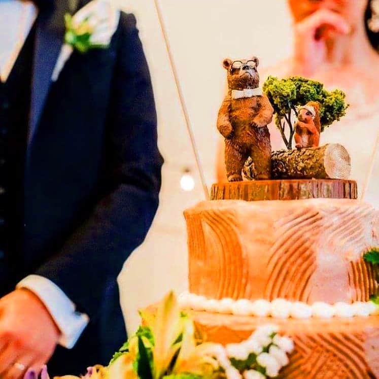 Villas des mariages TAKASAKIさんのインスタグラム写真 - (Villas des mariages TAKASAKIInstagram)「切り株の上には可愛いくまさん🐻 パティシエと一緒に考えて世界に一つだけのウェディングケーキを創るのも結婚式の楽しみの一つ🍩🎂🎊 ケーキの1番上に飾るアイテムをトッパーと呼びますが、想い入れのあるアイテムを使うのも素敵です🌸  #ヴィラデマリアージュ #高崎 #パティシエ #ウェディングケーキ #オリジナルケーキ #アニバーサリーケーキ #記念日 #オーダーメイド #ハンドメイド #切り株 #熊 #森のくまさん #くまさん #ケーキトッパー #トッパー #オリジナルデザイン #印象的なケーキ」5月25日 18時38分 - villas_des_mariages_takasaki