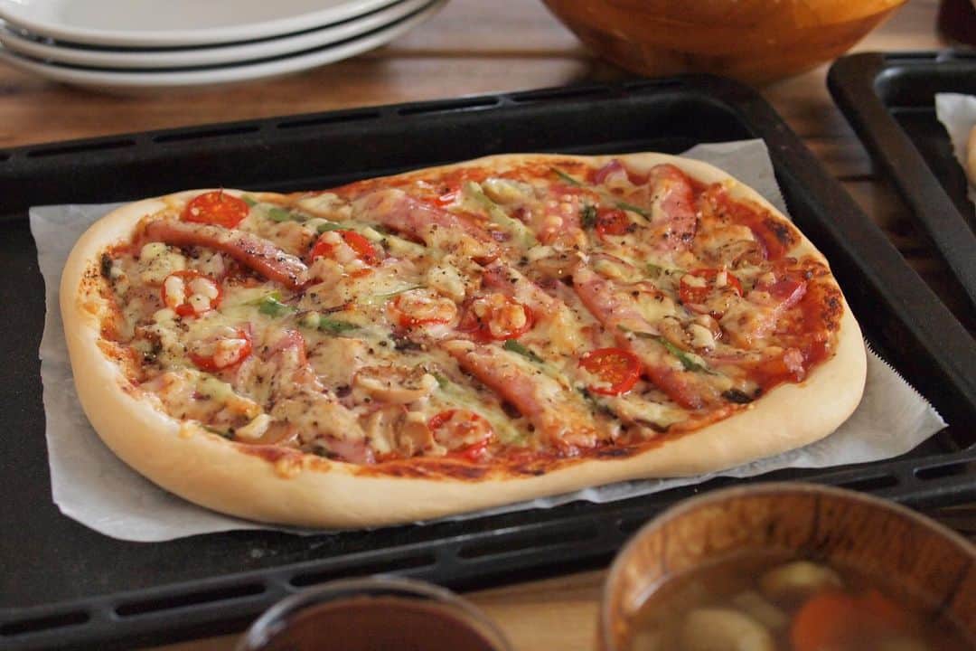 Rocoさんのインスタグラム写真 - (RocoInstagram)「05.25 数日前に作ったトマトソースをたっぷりのせて具沢山ピザ🍕バジルがなかったので紫蘇をちぎってのせてみたけど美味しかった😋 もう少ししたらみんなでピザ会や餃子会やりたいなー✨  #rocoごはん  #pizza#ピザ」5月25日 18時40分 - rororo_roco