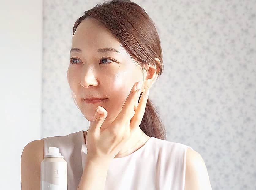 能美黎子さんのインスタグラム写真 - (能美黎子Instagram)「・ おうちでエステ気分が手軽に味わえるのが 炭酸泡のマッサージ効果で血行促進を促してくれる 炭酸美容。 ・ 最近のおうち時間がより楽しくなったアイテムが アンバサダーをしているエリクシールから 新発売された 「エリクシール ブースターエッセンスの クリーミータイプ 」 ・ これを使うと化粧水、乳液をつけた時の お肌の浸透力が違ってお化粧ノリが良い！ ・ 洗顔→ブースターエッセンス→化粧水→乳液の順で 使用すると、 モチっとしたツヤ肌になるからお気に入りです。 ・ エリクシールから発売されている 炭酸導入美容液は２種類！ パチパチはじける炭酸泡タイプは、 軽い泡でパチパチっと音がしっかりなるのが 特徴で仕上がりは割とさっぱり感がしますが 今回のクリーミーな炭酸泡タイプは、 写真のように泡が重めでしっとりしているから 乾燥肌タイプの私には、 新発売のクリーミーな炭酸泡タイプの方が好みです。 ・ 自粛生活でエステなどにもお伺いができないので、 マッサージをしながら これを使う時間がとても癒されます。 おうち美容をより楽しくするアイテム。 ・ #つや玉 #エリクシール #資生堂 #タイアップ #スキンケア #美容液#スキンケア#スキンケア紹介 #コスメレポ #コスメ紹介 #美肌#艶肌 #つや肌 #アラサー美容#コスメ好きさんと繋がりたい #コスメコンシェルジュ #美容好き#美容好きな人と繋がりたい #スキンケアマニア #綺麗な肌になりたい #美肌ケア #30代メイク #毎日のお手入れ #美容女子 #エイジングケア #ベスコス #ベストコスメ #エリクシールシュペリエル」5月25日 18時50分 - reikonohmi