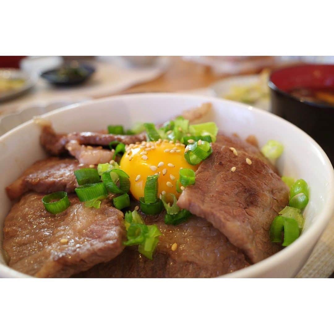 安東輝さんのインスタグラム写真 - (安東輝Instagram)「頂き物の都萬牛。 丼にして食べました。 当然至高でした。 . . . #至高 #都萬牛」5月25日 18時42分 - iamakiraando